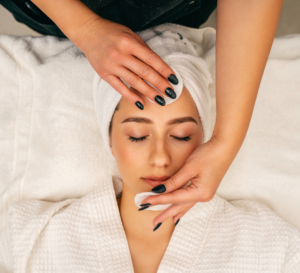 HOW TO BECOME AN ESTHETICIAN